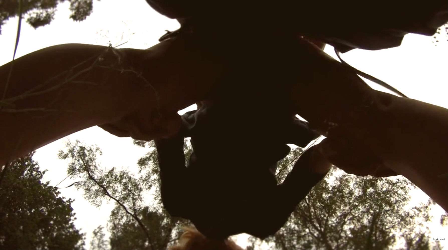 Интимные приключения в объятиях природы: страстный секс с подругой в тайной лесной роще