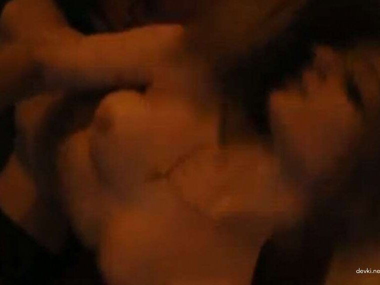 Сексуальная красотка умело делает минет перед камерой, погружаясь в удовольствие