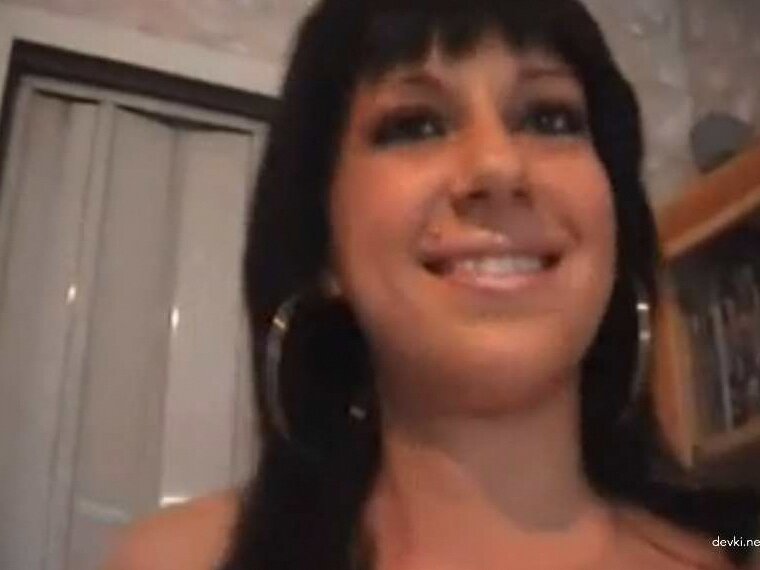 Порно видео с горячей шатенкой, которая испытывает наслаждение и страсть перед камерой