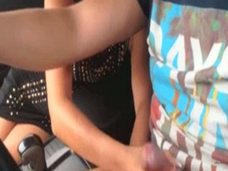 Непредсказуемые моменты: страстный петтинг в машине на фоне ночного города