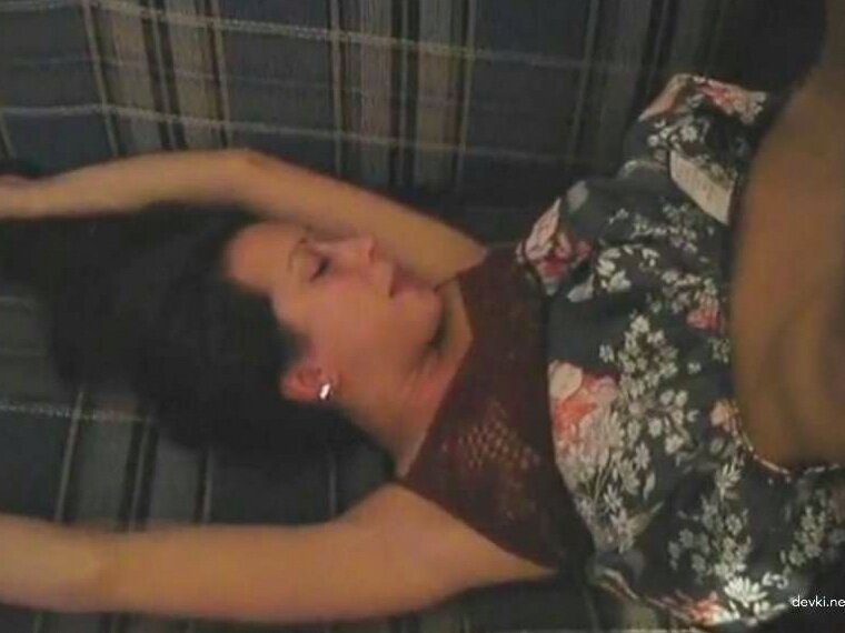 Нецензурный контент: Жена пьяна и развлекается с другом в увлекательной видеоигре