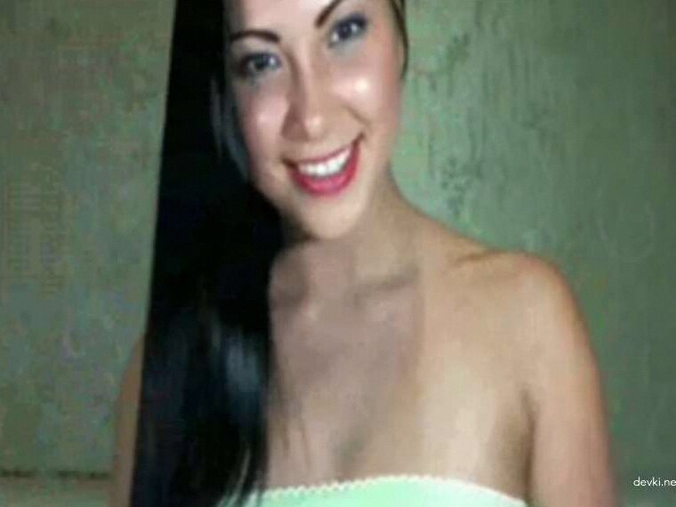 Завораживающее танцевальное выступление: девушка танцует без одежды