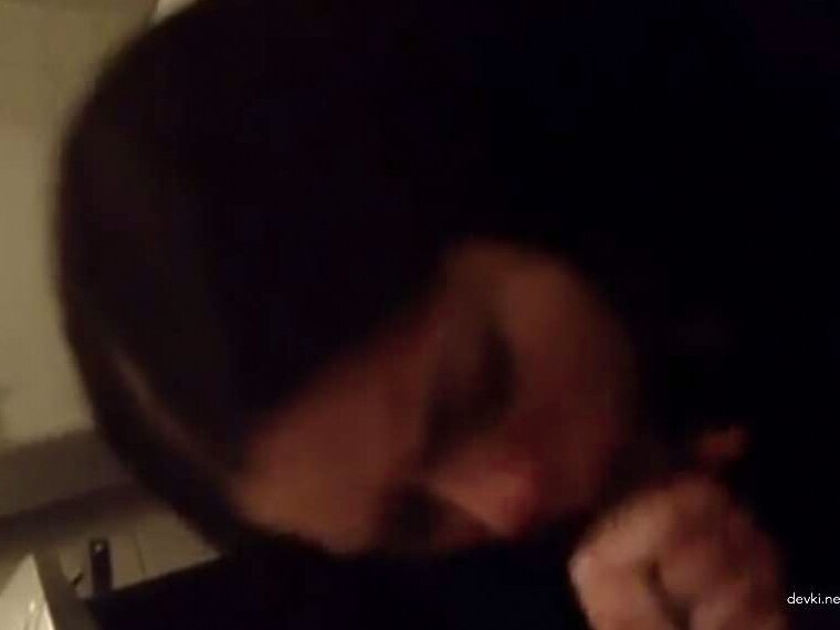 Забавное видео: Девушка с энтузиазмом удивляет своими умениями!