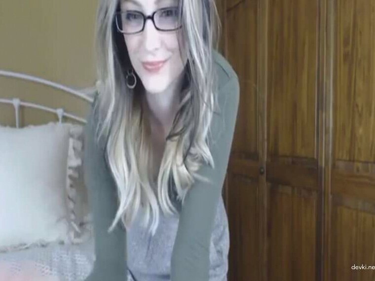 Девушке не хватает члена, она смело испробует новые способы удовлетворения