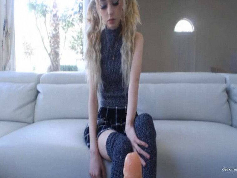 Молодая худая блондинка страстно сосет и играет с резиновым членом в домашнем видео