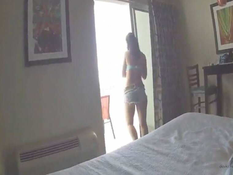 Толстый и твердый член растянул узкую щель горячей телки до предела