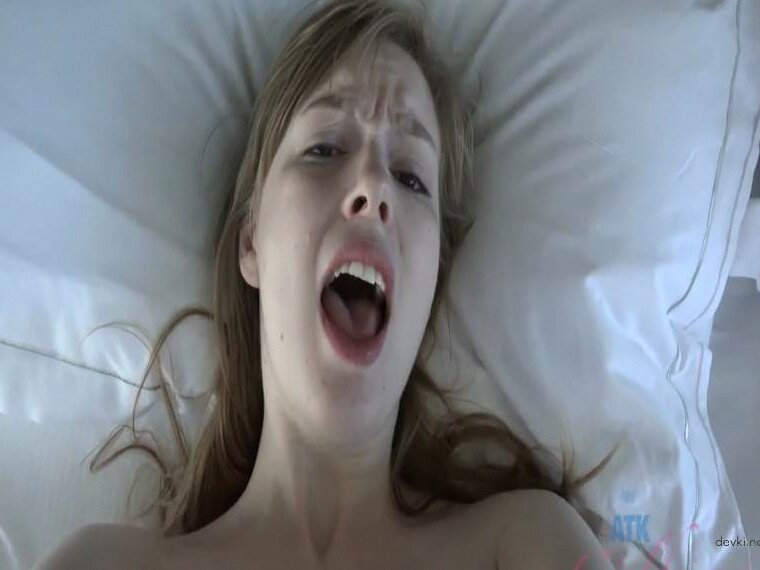 Она откровенно показывает, как раздвигает ножки для удовольствия - горячее видео только для взрослых!