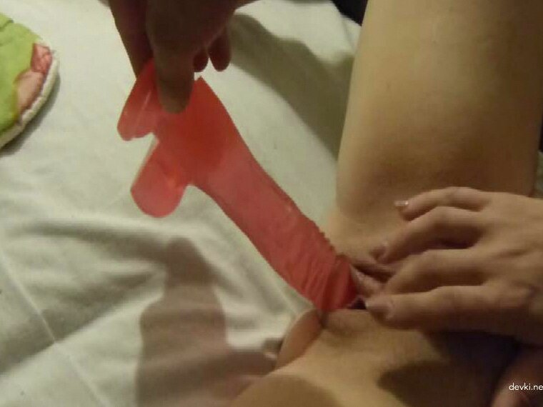 Молодая девушка страстно трахает свою узкую киску перед веб-камерой