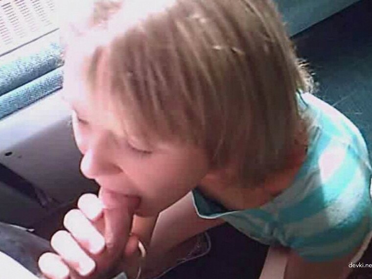 Молодая девушка страстно сосет член парню в переполненном вагоне электрички