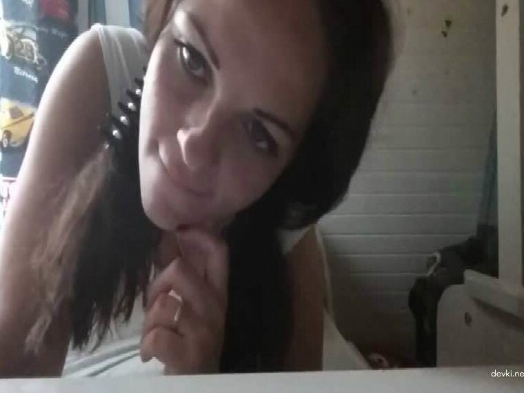 Молодая девушка с удовольствием засовывает трусики в мокрую пизду перед камерой