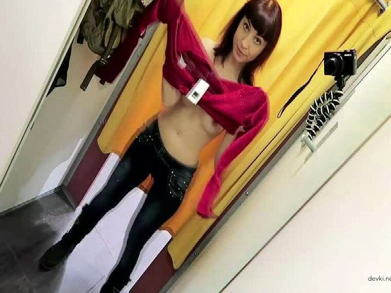 Соблазнительная красотка наслаждается мастурбацией своей упругой попки перед камерой