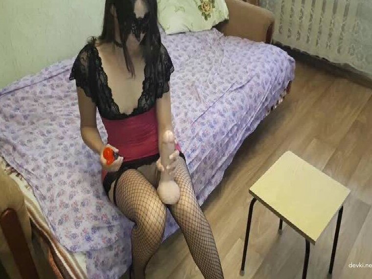 Соблазнительная красотка наслаждается самоудовлетворением перед камерой