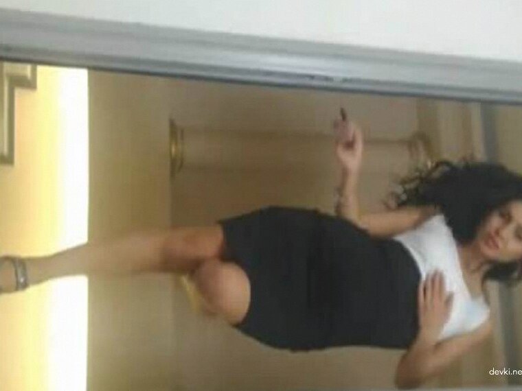 Соблазнительная красотка показывает чувственный стриптиз перед камерой