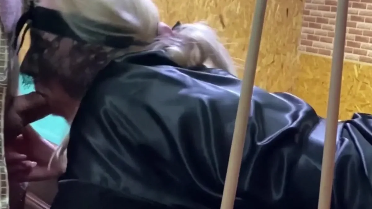 Жена в маске участвует в сексе втроем и сосет хуй друга семьи перед камерой