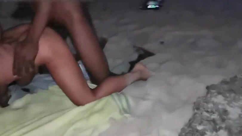 Пленка с взрослой блондинкой, которая устраивает случайный секс с чернокожими парнями, впечатляет