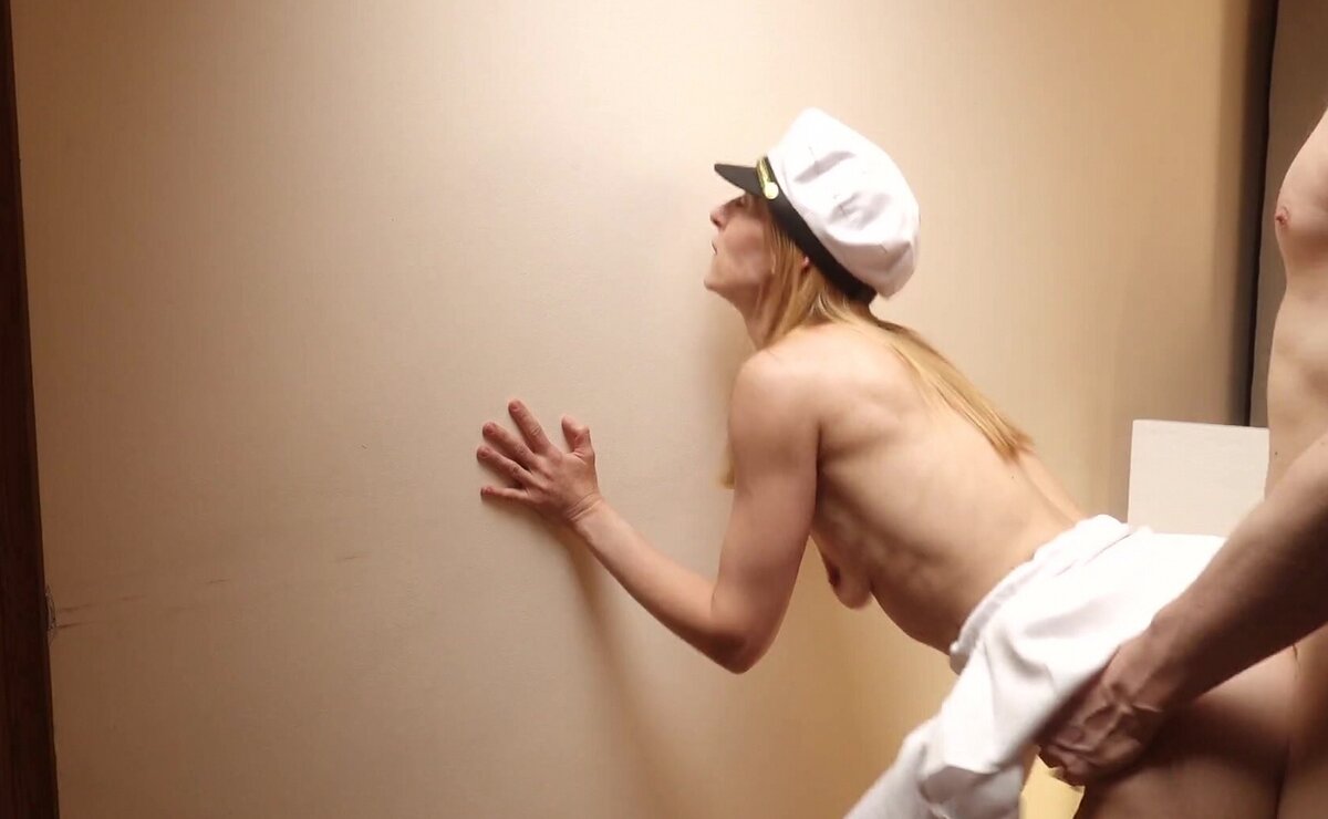 Капитан корабля откладывает руль и удовлетворяет возбужденную зрелую женщину во время перерыва.