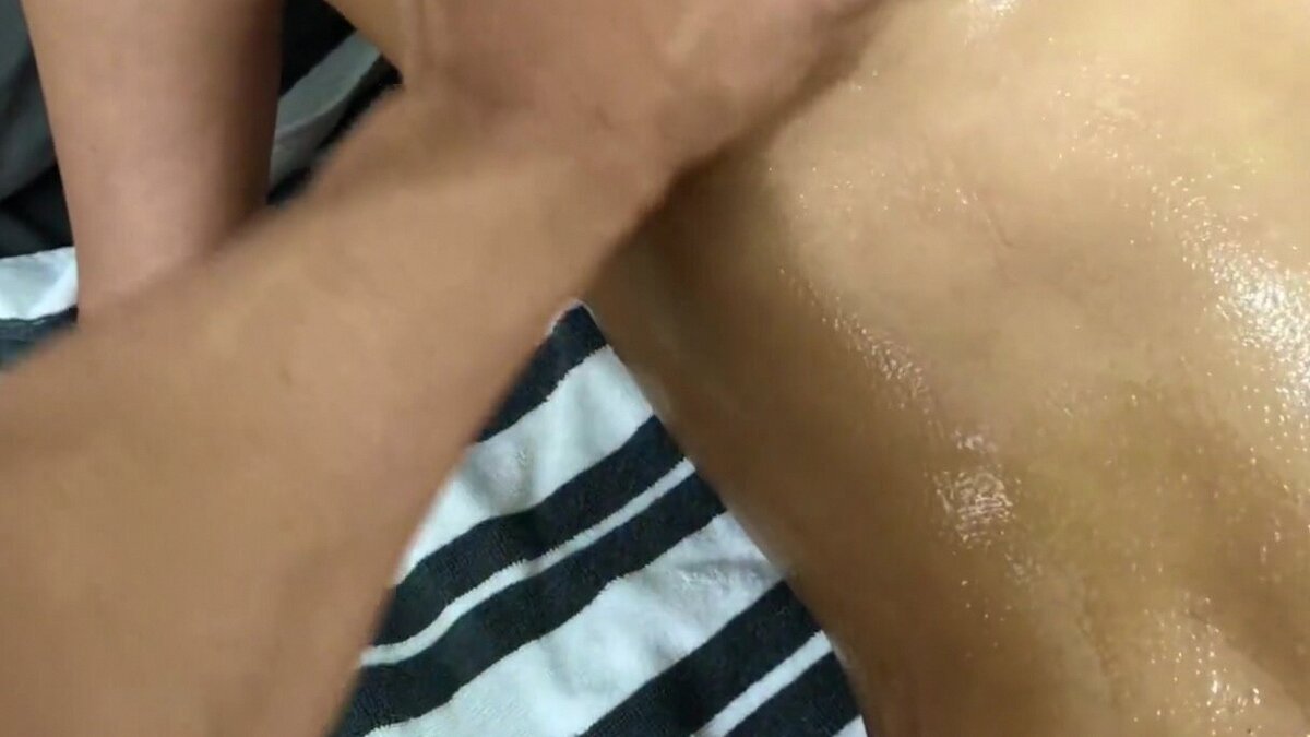 Необычный и страстный секс с использованием масла и финишем внутрь - необычное удовольствие для вас!