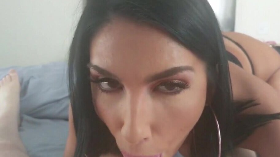 Она с удовольствием готова принять его сперму в свой рот и показать, как она наслаждается этим.