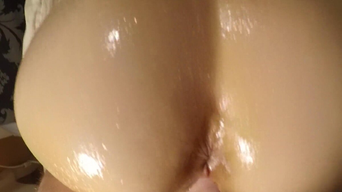 Жена получает массаж маслом и наслаждается анальным проникновением большим членом