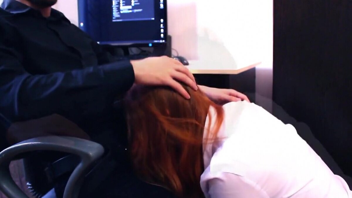 Босс не может устоять перед своей сексуальной секретаршей в черных чулках и на высоких каблуках - жаркое видео!