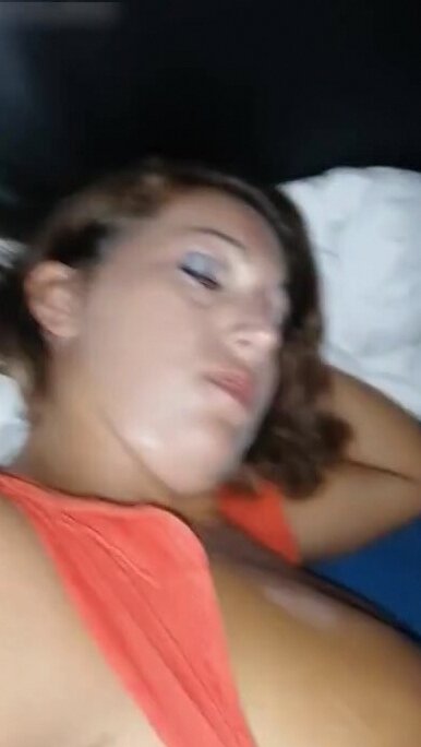 Страстная женщина получила анальное удовольствие в палатке на природе