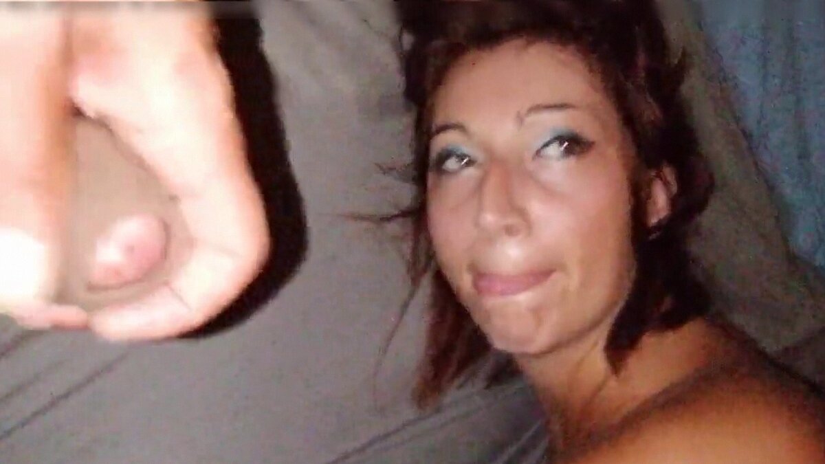 Муж наблюдает, как друг трахает его жену в задницу, пока он дрочит и старается кончить