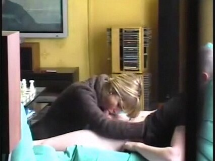 Молодой парень получает минет от зрелой мамочки, которая глотает его сперму после окончания