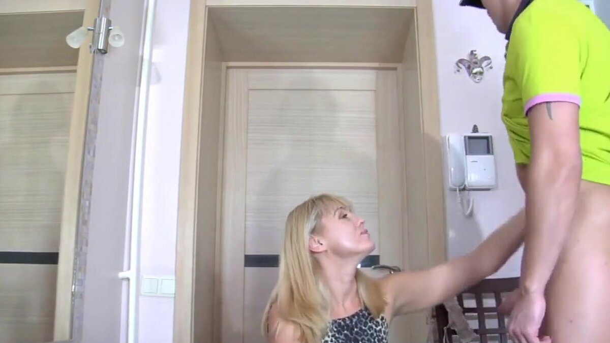 Соблазнительная русская зрелая жена не может устоять перед сантехником и они устраивают горячий сексную и страсть в ванной комнате.