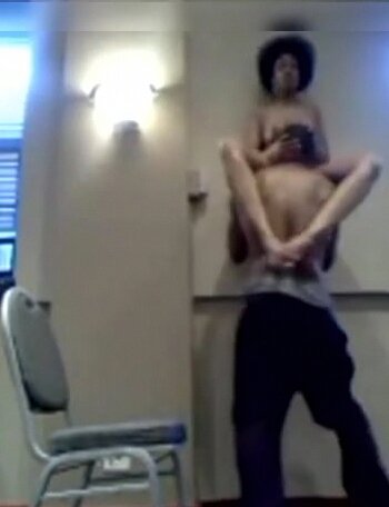 Зрелая черная жена развлекается с молодым любовником и наслаждается оральными ласками