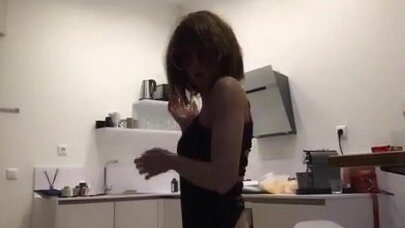 Искусная красотка показывает свой танцевальный талант на кухне в соблазнительном аматорском видео