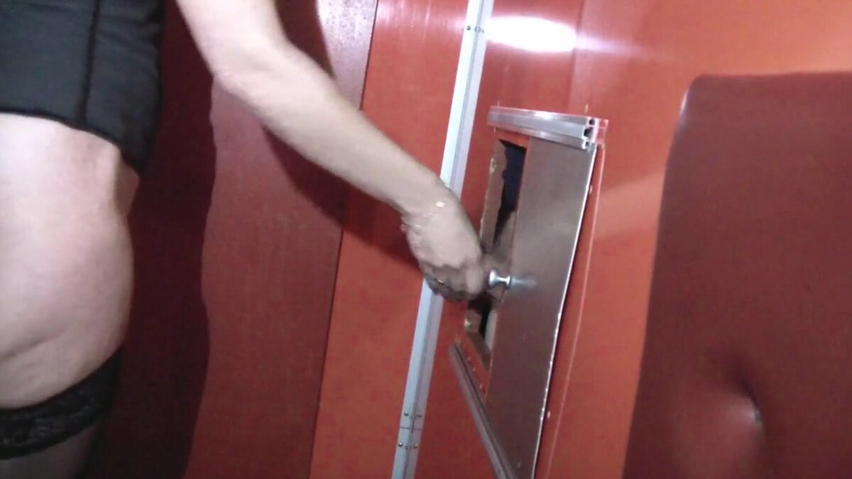 Жена с удивительной сексуальной энергией трахается и делает минет другу в домашней порнушке