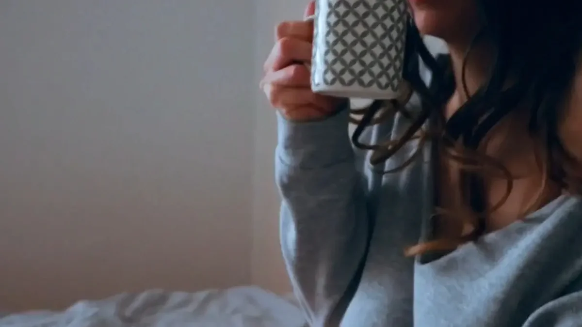 Нежное утро с женой - страстный секс с огромными бедрами и финал на ее соблазнительные сиськи