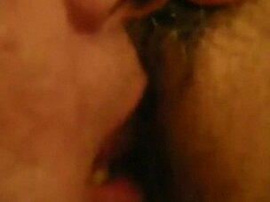 Соблазнительная мамочка с большой грудью наслаждается страстным сексом в домашнем видео