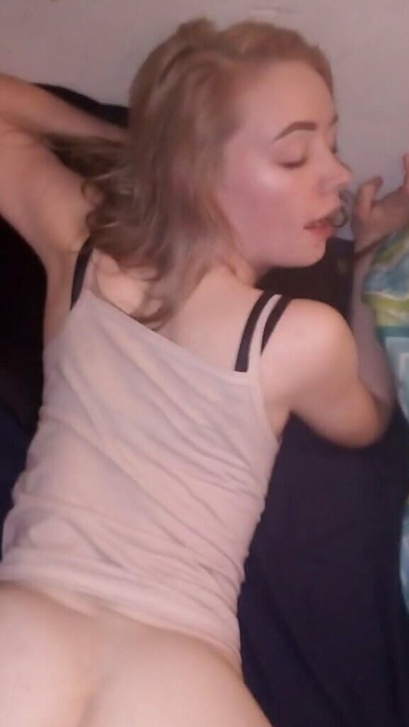 Очаровательная девушка сосет и лижет его член, смотря ему в глаза