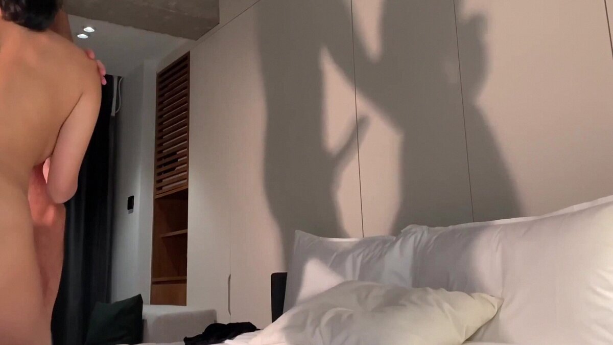 Горячая азиатка страстно мастурбирует, готовясь к встрече с огромным членом