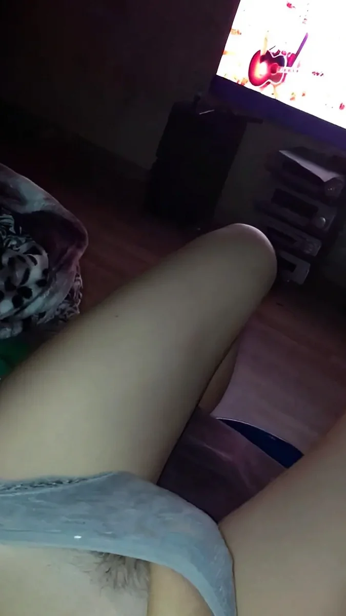 Молодая девушка смело запустила руку в трусики, чтобы показать свои новые модные трусики.