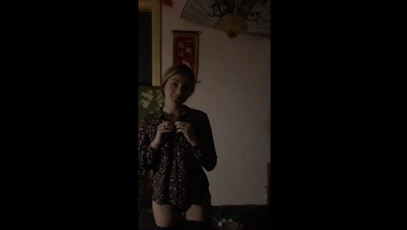 Молодая студентка рассказывает о своей коллекции нижнего белья и раздевается дома