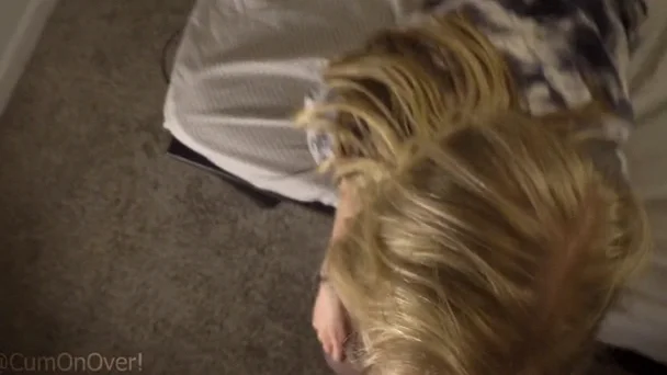 Стройная блондинка страстно трахается с парнем на камеру в домашнем порно видео