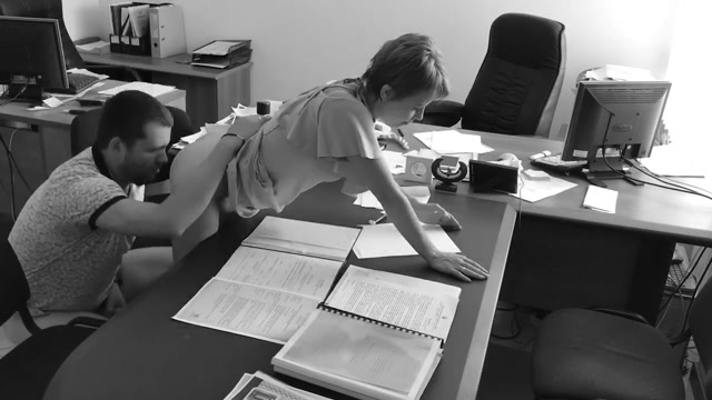 Неожиданный сюрприз: мой босс трахнул мою жену прямо на его столе в офисе передо мной!