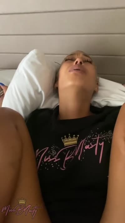 Взрослая женщина открыла перед мной свою задницу и позволила насладиться этим моментом!