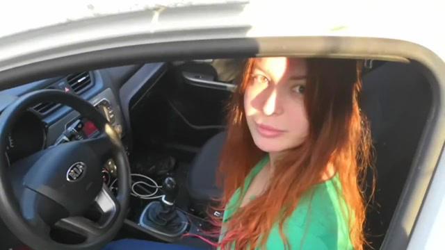 Пылкое романтическое свидание в лесу с соблазнительной рыжей красавицей