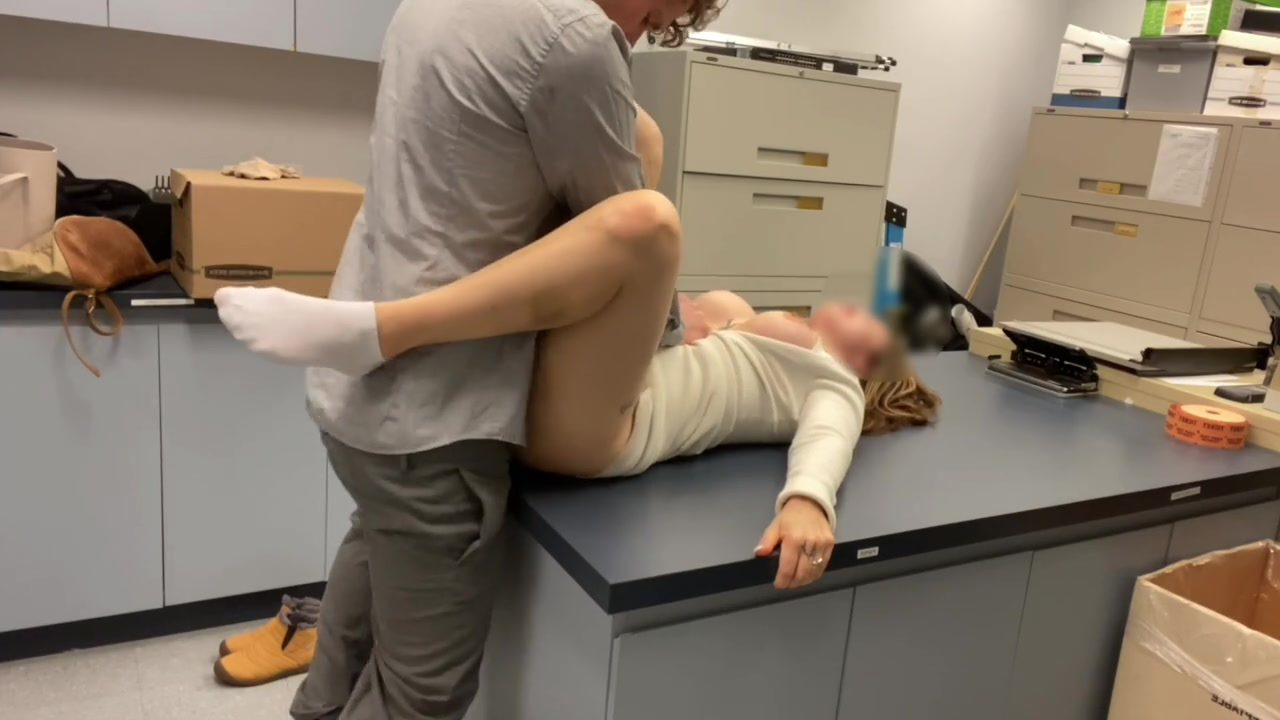 Скрытая камера: страстный секс с горячей любовницей в запретном месте - складе!