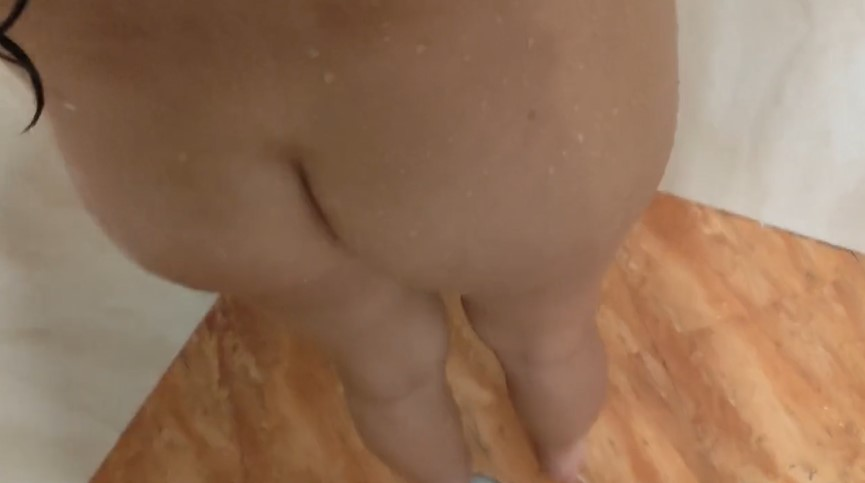 Я с удовольствием шпионю за соседкой, пока она купается, и занимаюсь с ней сексом под душем