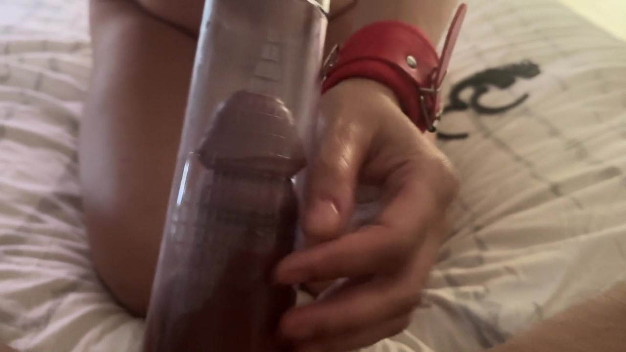 Подготовка к интиму: жена использует вакуумный насос для массажа пениса мужа перед сексом