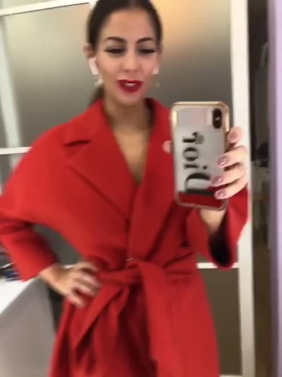 Молодая девушка сняла пальто и раскрыла свою нежную кожу перед камерой